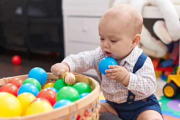 Schattige Blanke Baby Spelen Met Ballen Zitten Vloer Kleuterschool — Stockfoto
