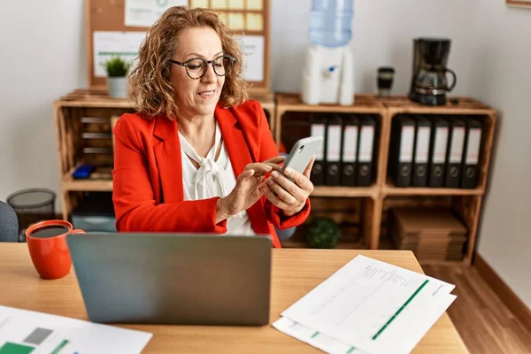 Middle Age Caucasian Businesswoman Using Laptop Smarphone Working Office — Stock Fotó