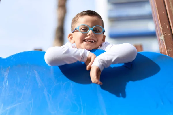 Liebenswertes Hispanisches Kleinkind Lächelt Selbstbewusst Beim Spielen Auf Der Rutsche — Stockfoto