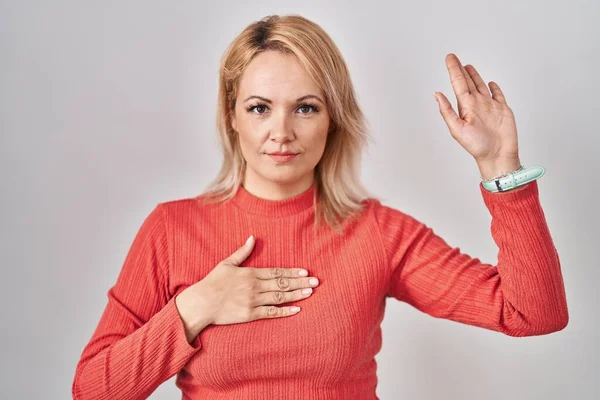 Blonde Woman Standing Isolated Background Swearing Hand Chest Open Palm — Stock Photo, Image