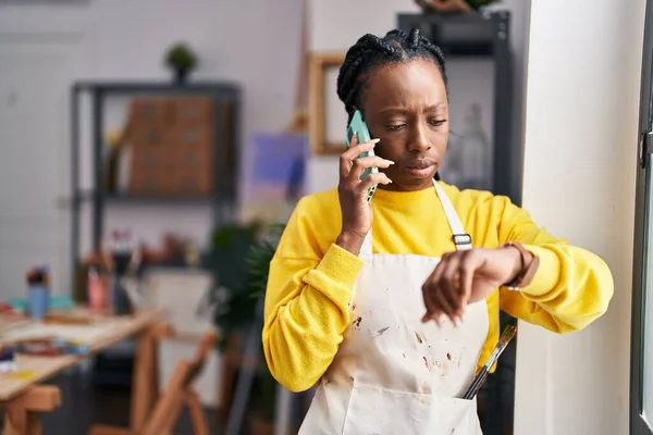 African American Woman Artist Talking Smartphone Looking Watch Art Studio — Stockfoto