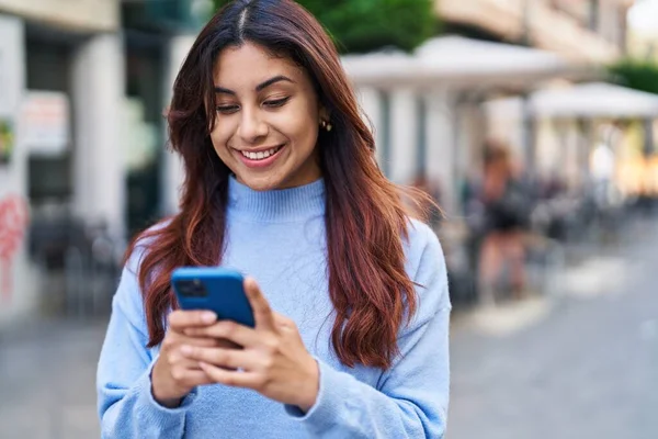 Jovem Hispânica Sorrindo Confiante Usando Smartphone Rua — Fotografia de Stock