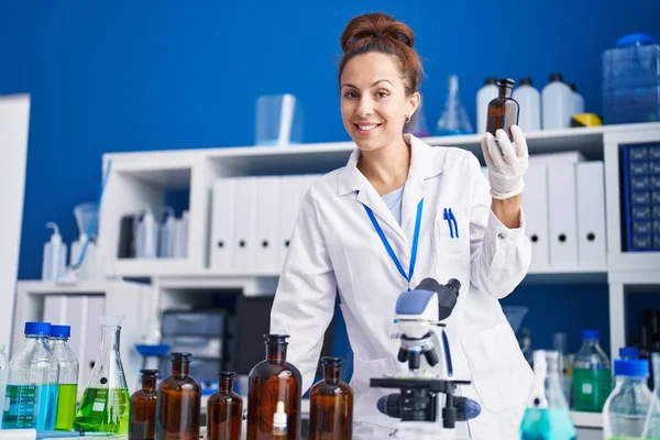Молода Жінка Науковець Тримає Пляшку Працює Лабораторії — стокове фото