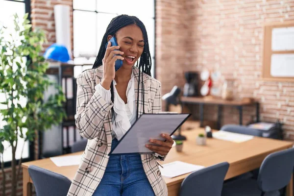 Afričanky Americká Žena Obchodní Pracovník Mluví Smartphone Čtení Dokumentu Kanceláři — Stock fotografie