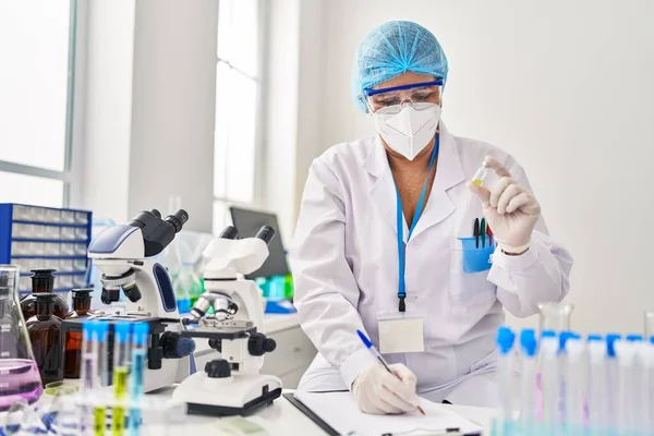 과학자 노조를 착용하고 백신을 의료용 마스크를 착용하고 실험실의 클립보드 — 스톡 사진
