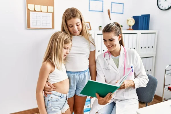 Mother Daughters Doctor Patient Looking Book Having Medical Session Clinic — Stock Photo, Image