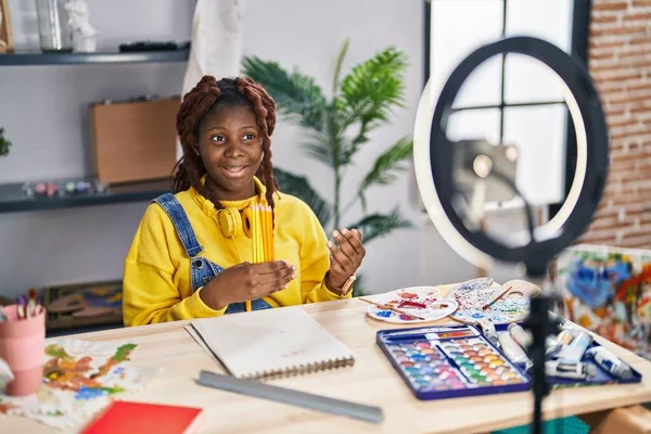 African American Woman Artist Recording Video Showing Pencils Art Studio — Foto Stock