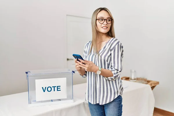 Young Chinese Woman Using Smartphone Voting Electoral College — Stock Photo, Image