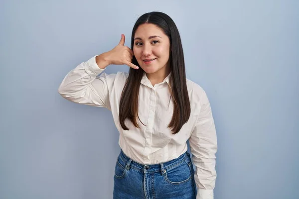 Young Latin Woman Standing Blue Background Smiling Doing Phone Gesture — Stock fotografie