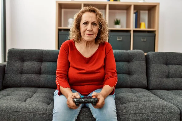 Middelbare Leeftijd Kaukasische Vrouw Spelen Video Game Zitten Bank Thuis — Stockfoto
