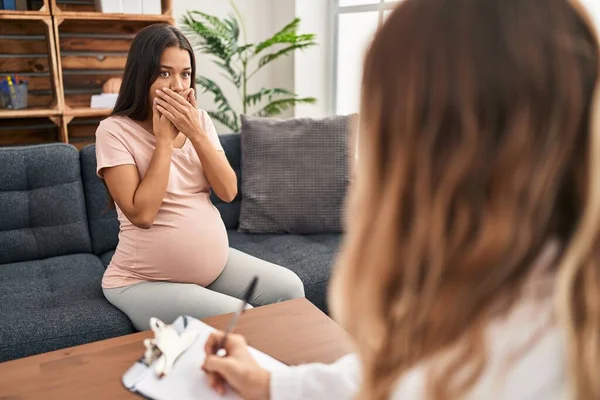 Ung Gravid Kvinna Terapisession Chockad Täcka Mun Med Händer För — Stockfoto