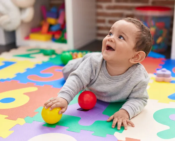 Adorable Bebé Hispano Jugando Con Bolas Tiradas Suelo Jardín Infantes —  Fotos de Stock