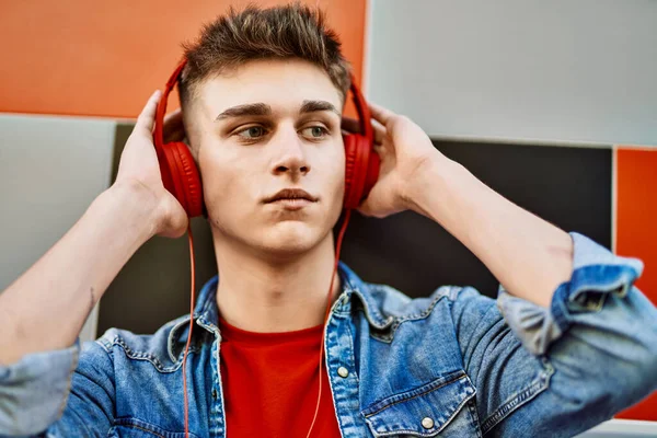 Young Caucasian Guy Wearing Headphones Listening Music Leaning Wall — Stock Photo, Image
