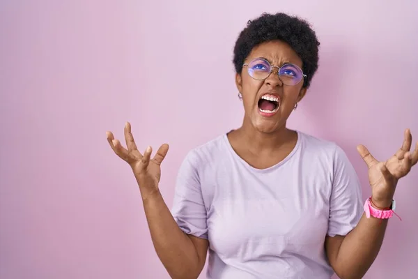Young African American Woman Standing Pink Background Crazy Mad Shouting — Stock Photo, Image