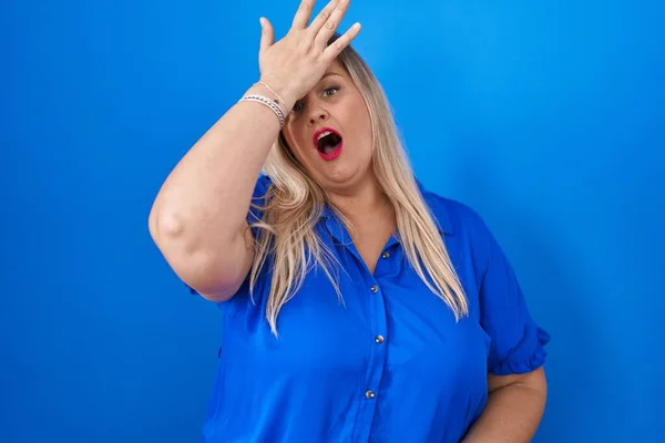 Běloška Velká Žena Stojící Nad Modrým Pozadím Překvapená Rukou Hlavě — Stock fotografie