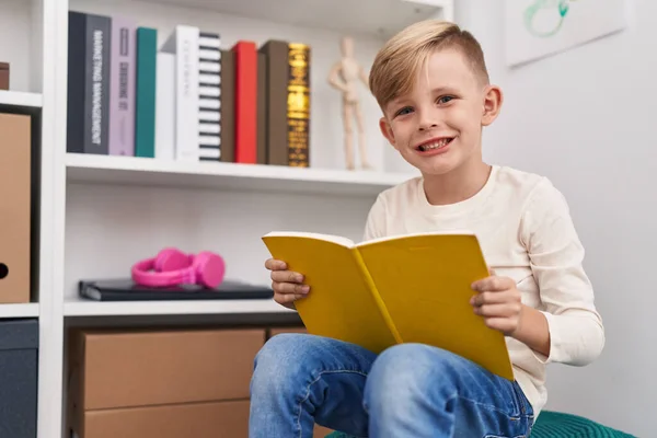 Liebenswertes Kleinkind Liest Buch Hause Auf Dem Boden — Stockfoto