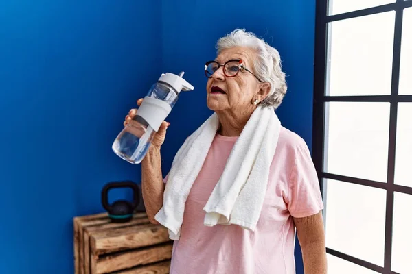 Senior Grijsharige Vrouw Draagt Sportkleding Met Waterfles Sportcentrum — Stockfoto