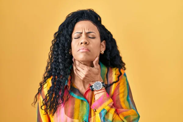 Middle Age Hispanic Woman Standing Yellow Background Touching Painful Neck — Stok fotoğraf