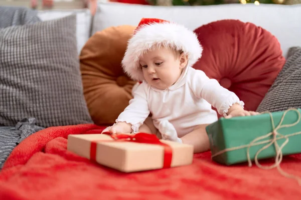 Adorabile Bambino Che Indossa Cappello Natale Seduto Sul Divano Con — Foto Stock
