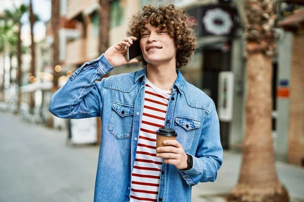 Jonge Spaanse Man Aan Telefoon Stad — Stockfoto