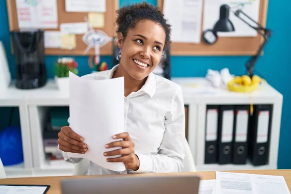 African American Woman Business Worker Holding Documents Office — Foto Stock