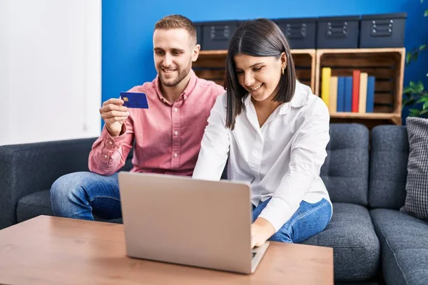 Man Woman Couple Using Laptop Credit Card Home — Foto Stock