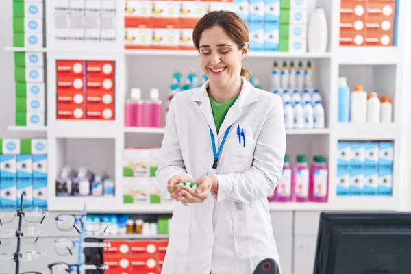 Joven Farmacéutica Sonriendo Confiada Sosteniendo Pastillas Farmacia — Foto de Stock