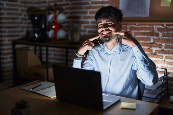 Young Hispanic Man Beard Working Office Night Smiling Cheerful Showing — Fotografia de Stock