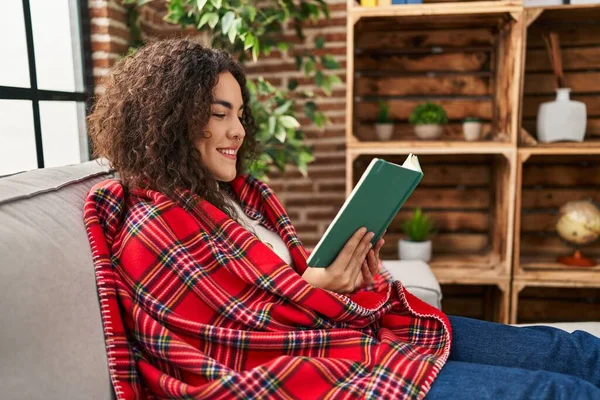 Young Beautiful Hispanic Woman Reading Book Covering Blanket Home — Stockfoto