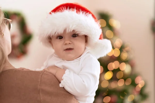 Adorable Toddler Wearing Christmas Hat Mother Arms Bedroom — Stock Photo, Image