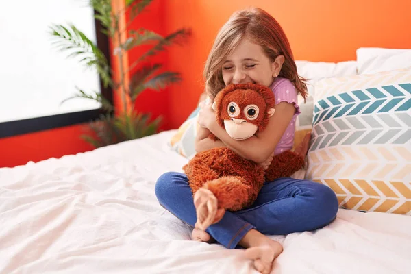 Sevimli Spanyol Kız Yatak Odasında Oturan Maymun Bebeğe Sarılıyor — Stok fotoğraf