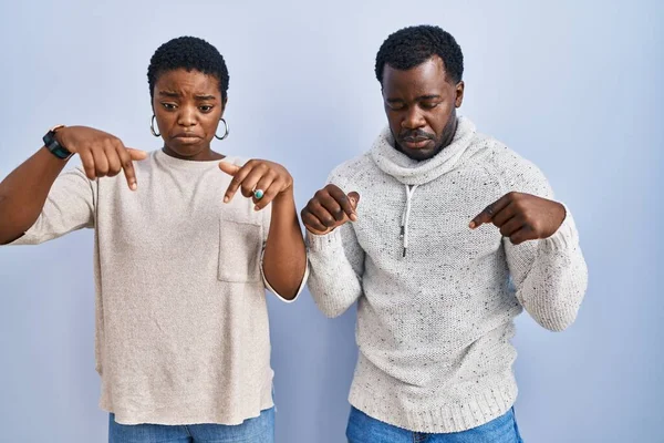 Jeune Couple Afro Américain Debout Sur Fond Bleu Pointant Vers — Photo