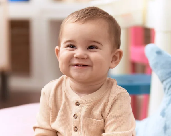 Liebenswertes Kleinkind Lächelt Selbstbewusst Auf Dem Heimischen Sofa — Stockfoto