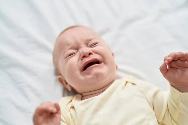 Αξιολάτρευτο Καυκάσιο Μωρό Ξαπλωμένο Στο Κρεβάτι Κλαίγοντας Στην Κρεβατοκάμαρα — Φωτογραφία Αρχείου