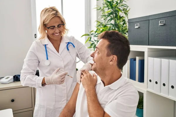 Middle Age Man Woman Doctor Patient Vaccinating Clinic — Stock Photo, Image