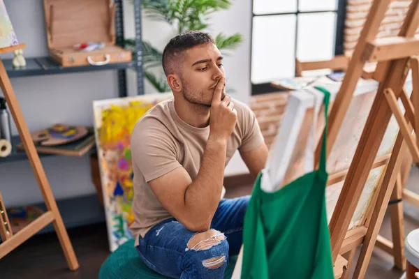 Joven Hombre Hispano Buscando Dibujar Con Expresión Duda Estudio Arte — Foto de Stock