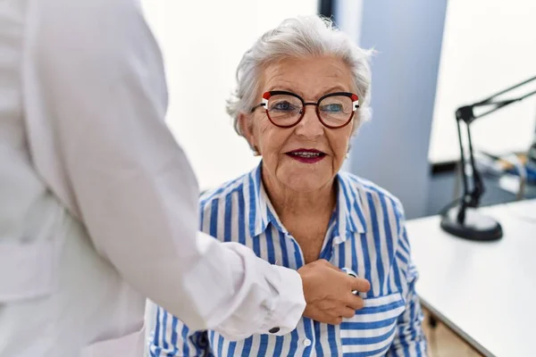 Oudere Grijs Harige Vrouw Patiënt Die Medisch Consult Auscultating Hart — Stockfoto