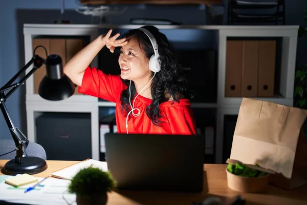 Young Asian Woman Working Office Laptop Night Very Happy Smiling — Foto Stock