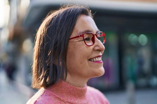Μέση Ηλικία Γυναίκα Χαμογελά Αυτοπεποίθηση Φορώντας Γυαλιά Στο Δρόμο — Φωτογραφία Αρχείου