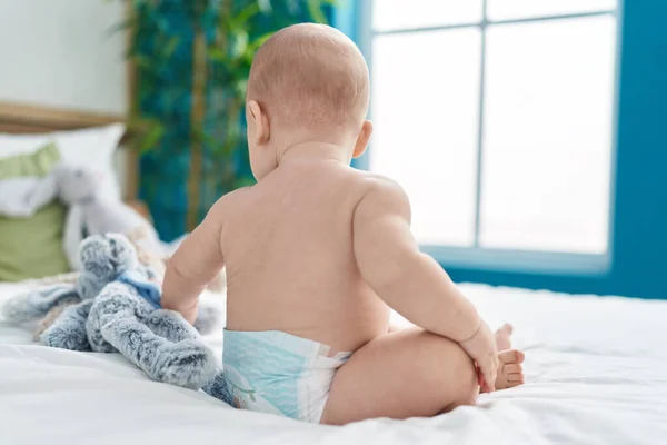 Søt Hvit Baby Som Sitter Senga Med Avslappet Uttrykk Soverommet – stockfoto