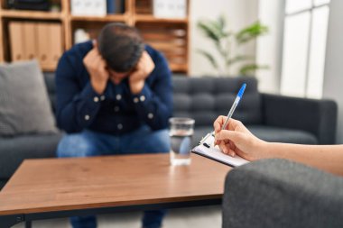 Genç Latin bir hasta psikoloji kliniğinde psikolog seansı yaptığını vurguladı.