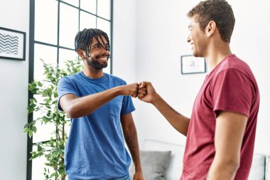 İki erkek arkadaş evdeki kanepede oturmuş satranç oynuyorlar.