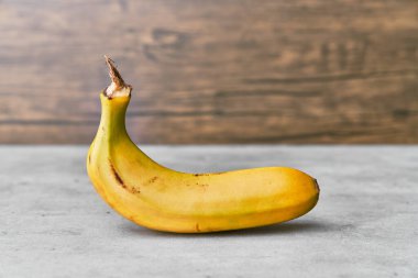 Beton yüzey üzerinde muz fotoğrafı