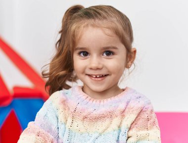 Anaokulunda kendine gülen sevimli İspanyol kız.