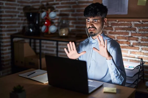 Young Hispanic Man Beard Working Office Night Afraid Terrified Fear — Stockfoto