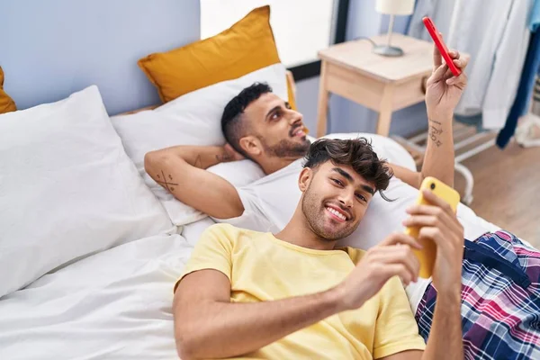 Två Man Par Med Smartphone Liggande Sängen Sovrummet — Stockfoto