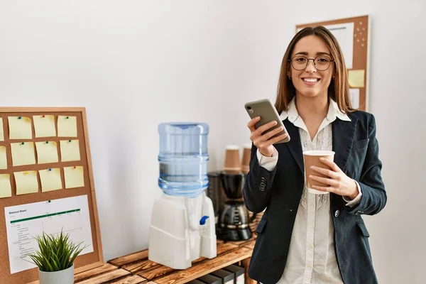 Jovem Hispânico Mulher Empresária Usando Smartphone Beber Café Escritório — Fotografia de Stock