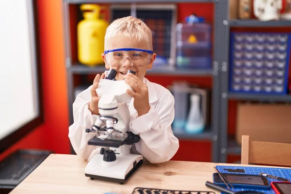 Uroczy Uczeń Malucha Korzystający Mikroskopu Stojącego Klasie — Zdjęcie stockowe