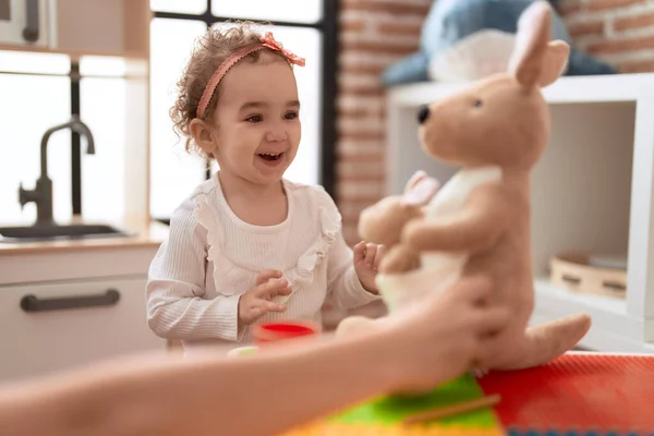 Adorável Menina Caucasiana Brincando Com Brinquedo Canguru Jardim Infância — Fotografia de Stock