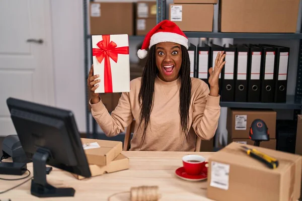 Young African American Braids Working Small Business Ecommerce Christmas Celebrating — Stockfoto
